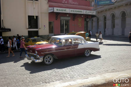 La voiture préférée des Cubains, la Chevrolet 1956 fut aussi l’Américaine la plus vendue des années cinquante dans l’île. Celle-ci a été photographiée devant le bar La Florida de La Havane rendu célèbre par l’écrivain américain Ernest Hemingway.